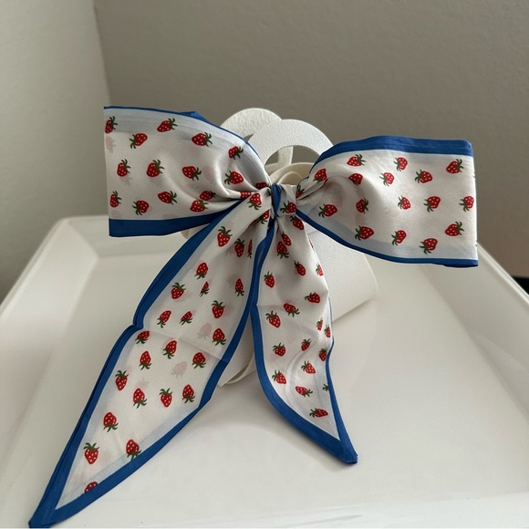 3/$20 Purse Handbag Twilly Scarf Strawberry Print NWOT - Picture 6 of 9